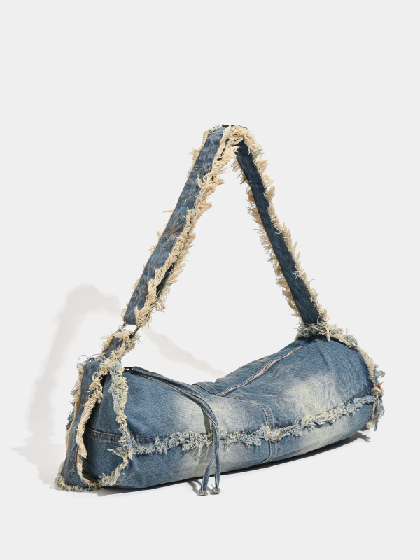 Denim torba preko tijela u street fashion stilu, horizontalni kvadratni oblik, podstava od platna, zatvaranje na zip, s jednom remenom