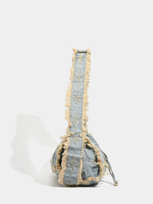 Denim torba preko tijela u street fashion stilu, horizontalni kvadratni oblik, podstava od platna, zatvaranje na zip, s jednom remenom