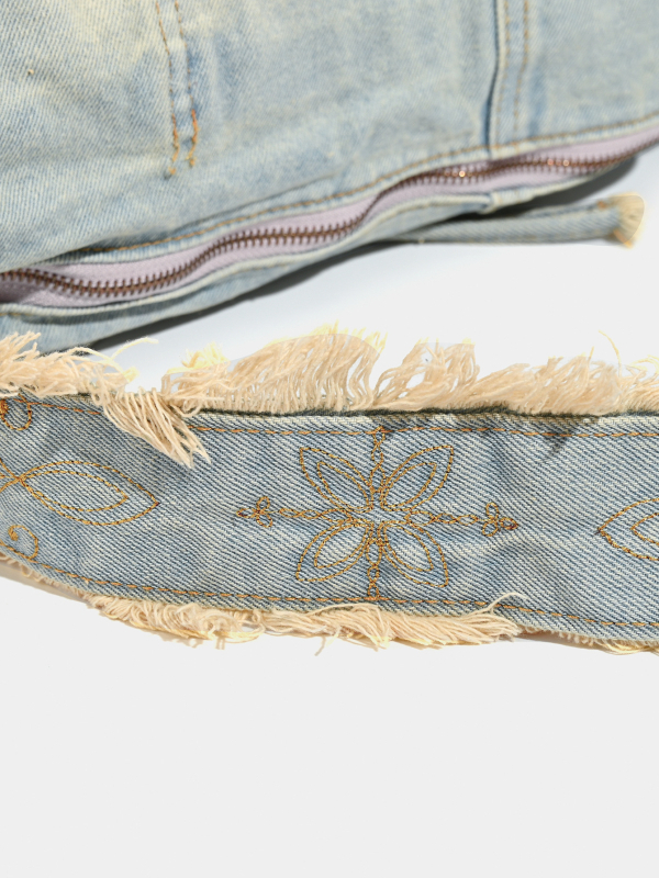 Denim torba preko tijela u street fashion stilu, horizontalni kvadratni oblik, podstava od platna, zatvaranje na zip, s jednom remenom