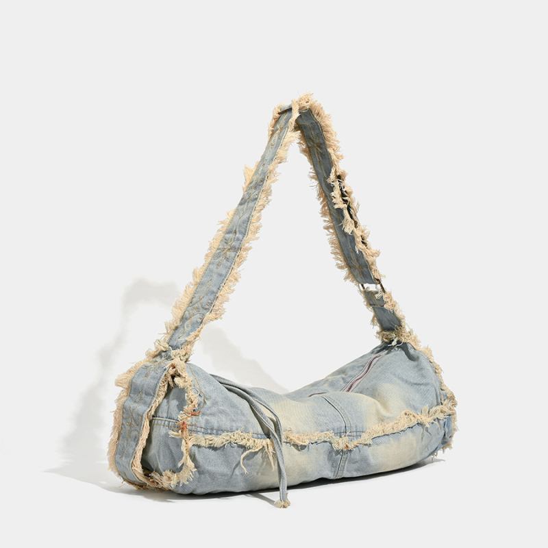 Denim torba preko tijela u street fashion stilu, horizontalni kvadratni oblik, podstava od platna, zatvaranje na zip, s jednom remenom