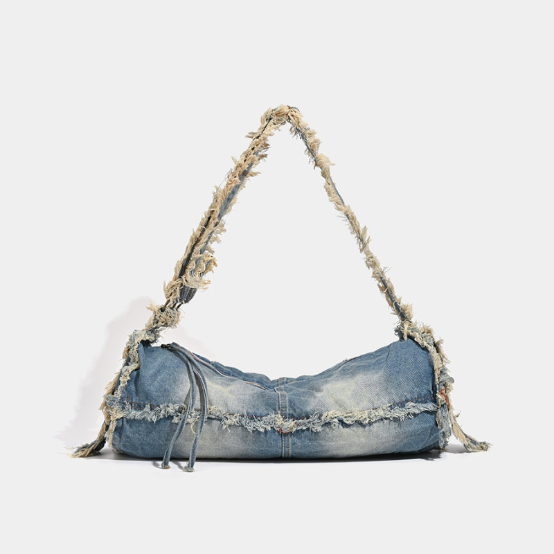 Denim torba preko tijela u street fashion stilu, horizontalni kvadratni oblik, podstava od platna, zatvaranje na zip, s jednom remenom