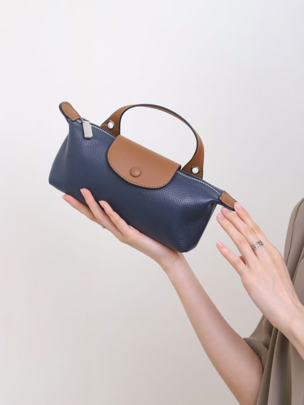 Ženska kožna torba dumpling bag, crossbody, mekana koža, oblik jastuka, podstava s poliesterom i pamukom, zatvaranje poklopcem, unutarnji džepovi sa zipom i ID džep
