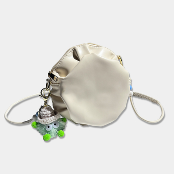 Torba preko ramena u Cloud Pack stilu, okruglog oblika, PU materijal, zatvarač, poliesterska podstava.