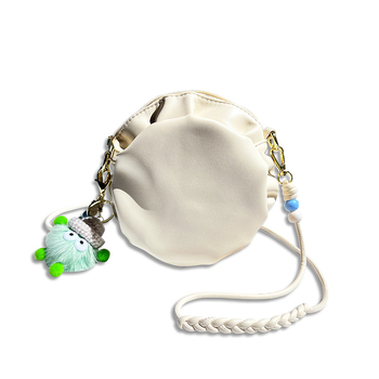 Torba preko ramena u Cloud Pack stilu, okruglog oblika, PU materijal, zatvarač, poliesterska podstava.