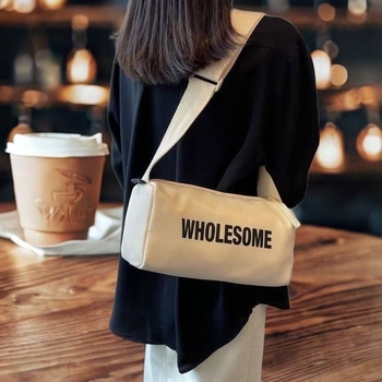 Geantă crossbody, stil unisex, material film, formă cilindrică, închidere cu fermoar, interior laminat