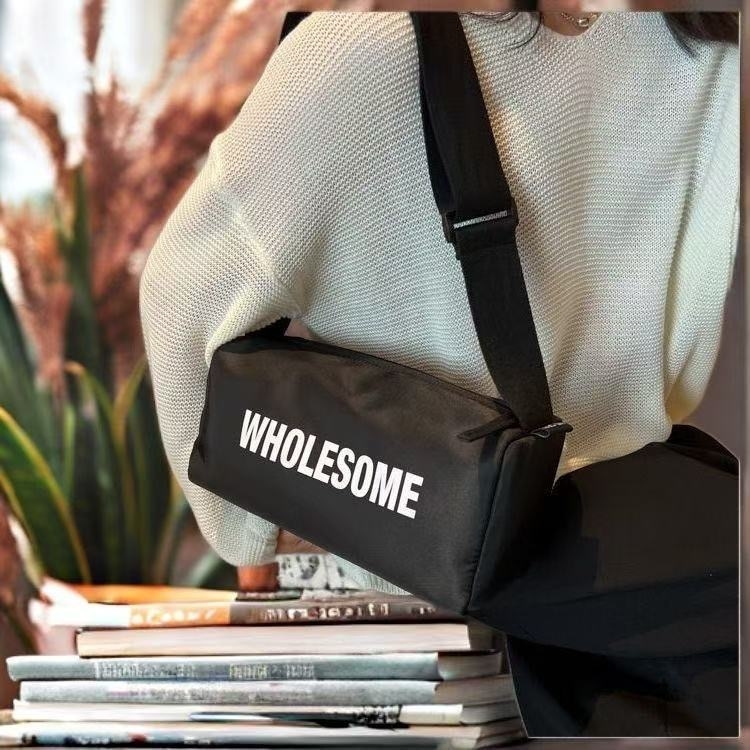 Geantă crossbody, stil unisex, material film, formă cilindrică, închidere cu fermoar, interior laminat