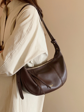 PU anyagú derék taska, félhold alakú, dumpling-forma, cipzáras nyitás, poliészter bélés