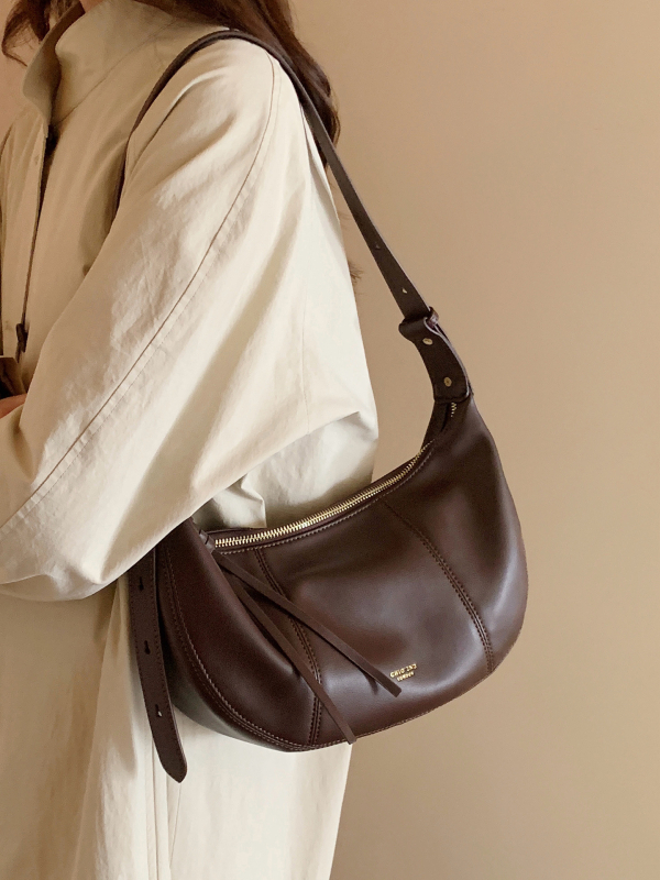 PU anyagú derék taska, félhold alakú, dumpling-forma, cipzáras nyitás, poliészter bélés