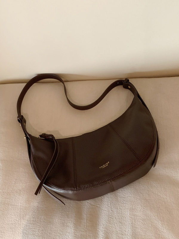 PU anyagú derék taska, félhold alakú, dumpling-forma, cipzáras nyitás, poliészter bélés