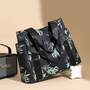 PU válltáska, armpit stílus, vízszintes négyszög alakú forma, cipzáras záródás, belső zsebek: cipzáras zseb és telefon zseb