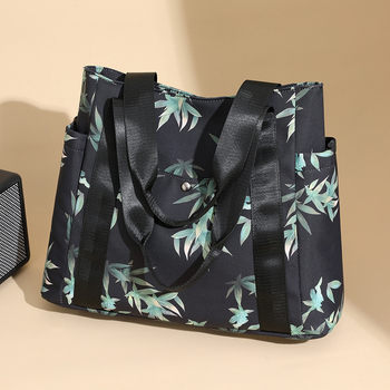 PU válltáska, armpit stílus, vízszintes négyszög alakú forma, cipzáras záródás, belső zsebek: cipzáras zseb és telefon zseb