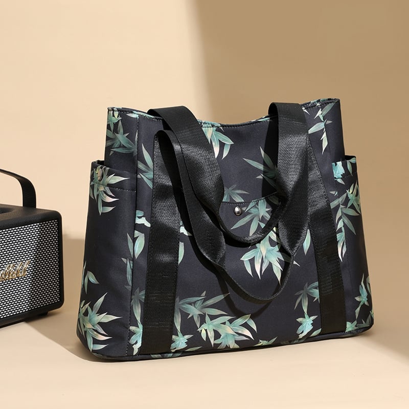 PU válltáska, armpit stílus, vízszintes négyszög alakú forma, cipzáras záródás, belső zsebek: cipzáras zseb és telefon zseb