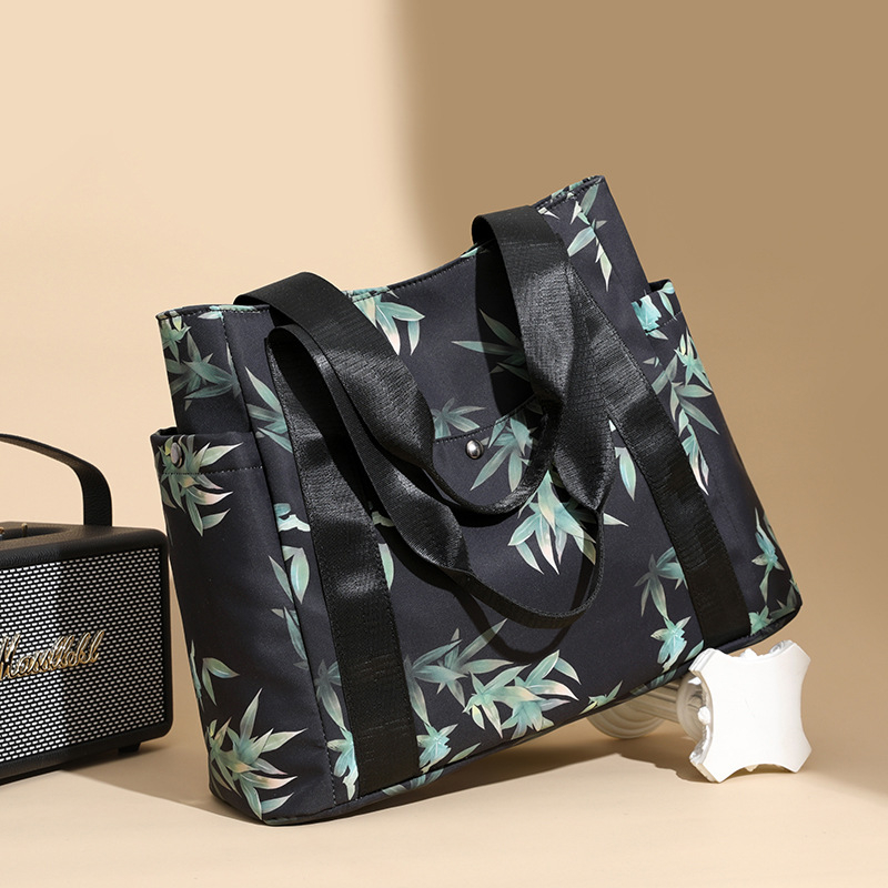 PU válltáska, armpit stílus, vízszintes négyszög alakú forma, cipzáras záródás, belső zsebek: cipzáras zseb és telefon zseb