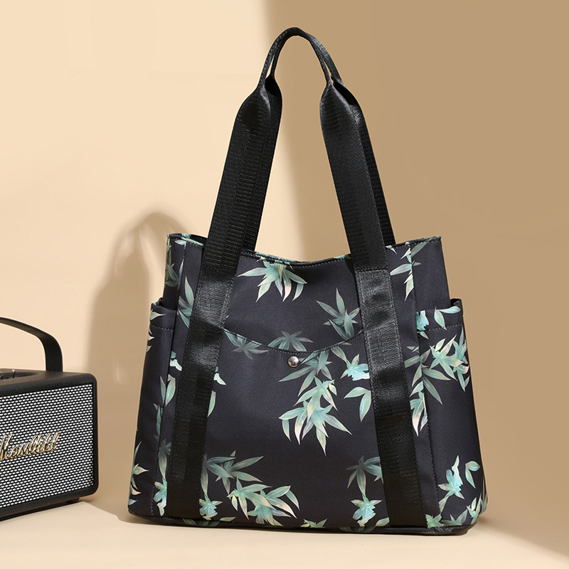 PU válltáska, armpit stílus, vízszintes négyszög alakú forma, cipzáras záródás, belső zsebek: cipzáras zseb és telefon zseb