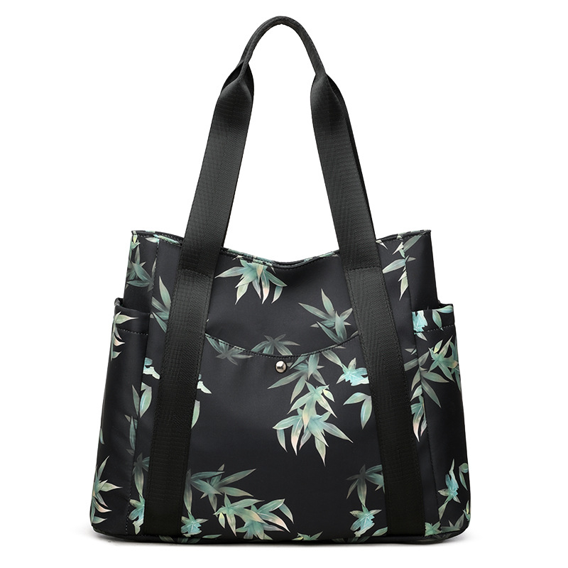 PU válltáska, armpit stílus, vízszintes négyszög alakú forma, cipzáras záródás, belső zsebek: cipzáras zseb és telefon zseb