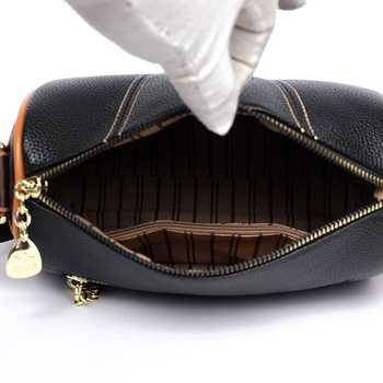 PU bőrhatású párnázott crossbody táska cipzárral, belső zsebek telefonhoz és ID-kártyához, egy vállpánttal