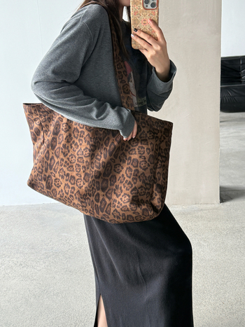 Női leopard mintás tote táska, két vállpánttal, nyitott felső, vízszintes négyzet alakú, poliészter anyag, belső zseb telefonhoz és cipzáras zseb