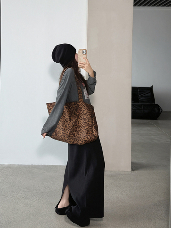 Női leopard mintás tote táska, két vállpánttal, nyitott felső, vízszintes négyzet alakú, poliészter anyag, belső zseb telefonhoz és cipzáras zseb