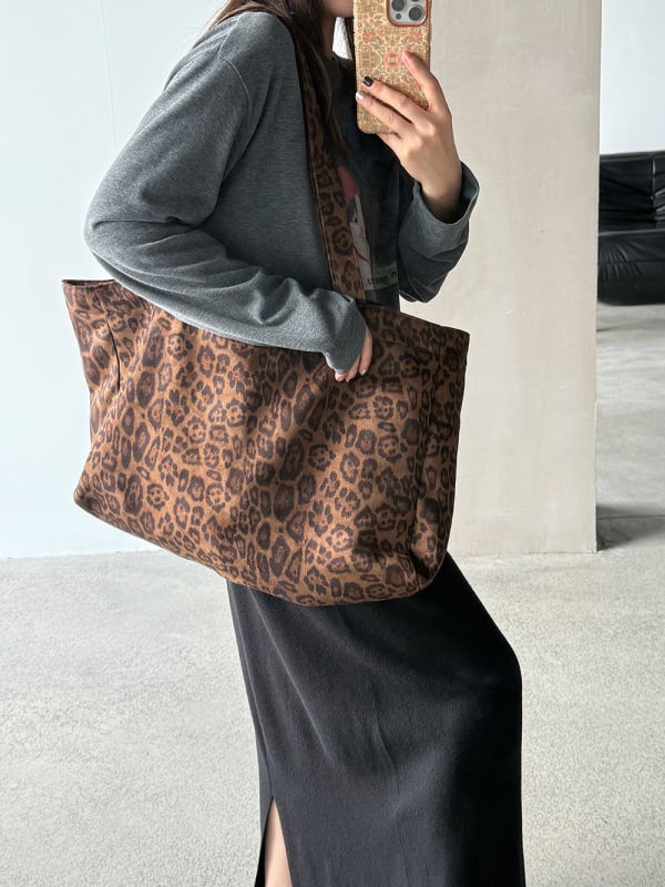 Női leopard mintás tote táska, két vállpánttal, nyitott felső, vízszintes négyzet alakú, poliészter anyag, belső zseb telefonhoz és cipzáras zseb