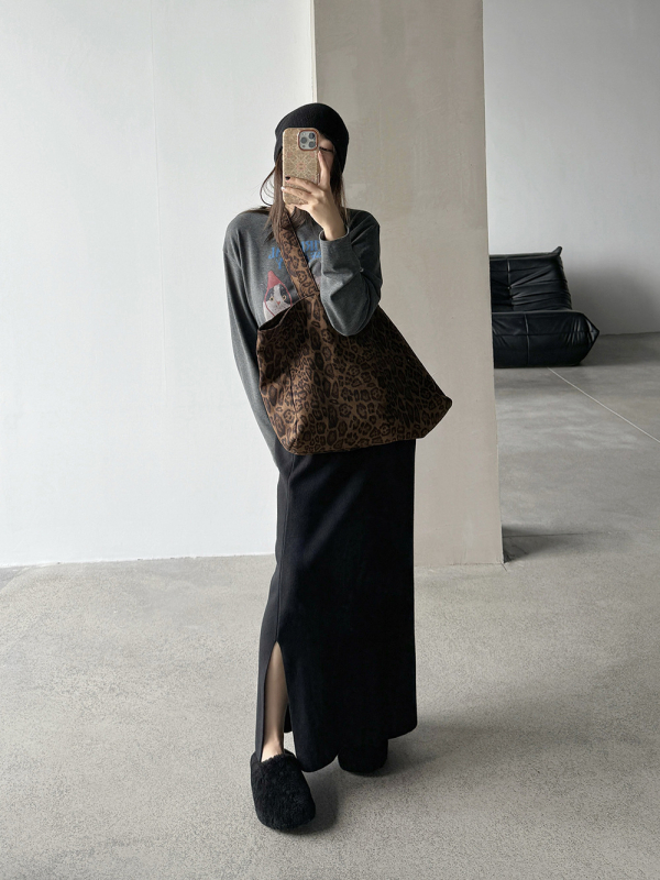 Női leopard mintás tote táska, két vállpánttal, nyitott felső, vízszintes négyzet alakú, poliészter anyag, belső zseb telefonhoz és cipzáras zseb