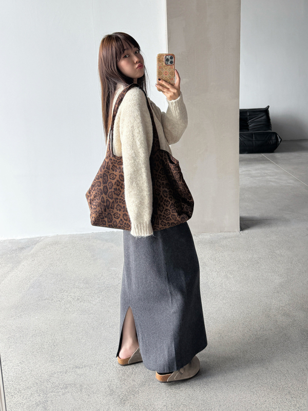 Női leopard mintás tote táska, két vállpánttal, nyitott felső, vízszintes négyzet alakú, poliészter anyag, belső zseb telefonhoz és cipzáras zseb