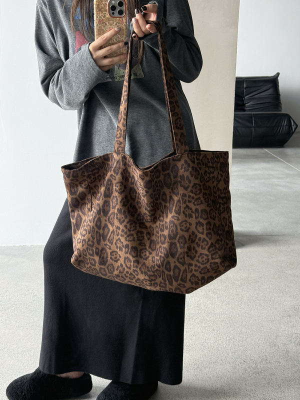 Női leopard mintás tote táska, két vállpánttal, nyitott felső, vízszintes négyzet alakú, poliészter anyag, belső zseb telefonhoz és cipzáras zseb