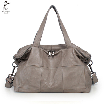 Női válltáska valódi bőrből, horizontális négyzet alakú forma, zipzáras zárás, belső rendszerező: zipzáras zseb, telefontartó zseb és dokumentum zseb; bélés poliészter-pamut