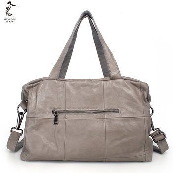 Női válltáska valódi bőrből, horizontális négyzet alakú forma, zipzáras zárás, belső rendszerező: zipzáras zseb, telefontartó zseb és dokumentum zseb; bélés poliészter-pamut