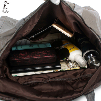 Női válltáska valódi bőrből, horizontális négyzet alakú forma, zipzáras zárás, belső rendszerező: zipzáras zseb, telefontartó zseb és dokumentum zseb; bélés poliészter-pamut