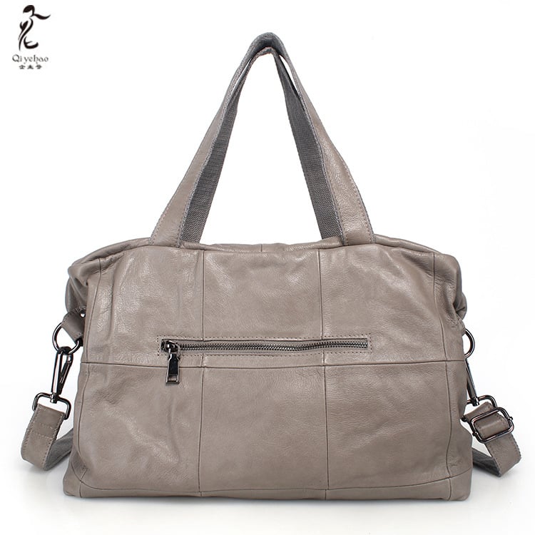 Női válltáska valódi bőrből, horizontális négyzet alakú forma, zipzáras zárás, belső rendszerező: zipzáras zseb, telefontartó zseb és dokumentum zseb; bélés poliészter-pamut