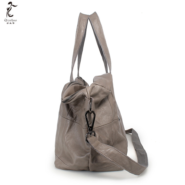 Női válltáska valódi bőrből, horizontális négyzet alakú forma, zipzáras zárás, belső rendszerező: zipzáras zseb, telefontartó zseb és dokumentum zseb; bélés poliészter-pamut