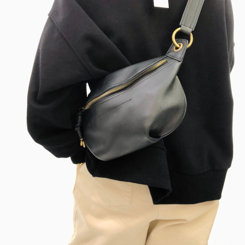 Torba od prave kože za rame, ovalnog oblika, koža prvog sloja, zatvarač, gradski stil