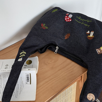 Ženska denim crossbody torba, street style, dumpling oblik, zatvaranje na zip, unutarnji džep sa zipom, podstava poliester