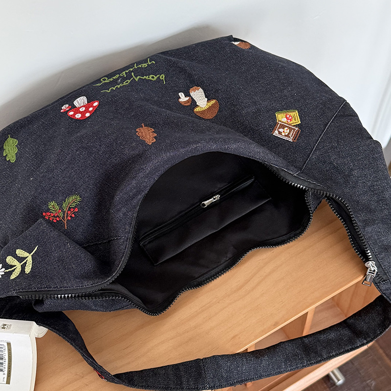 Ženska denim crossbody torba, street style, dumpling oblik, zatvaranje na zip, unutarnji džep sa zipom, podstava poliester