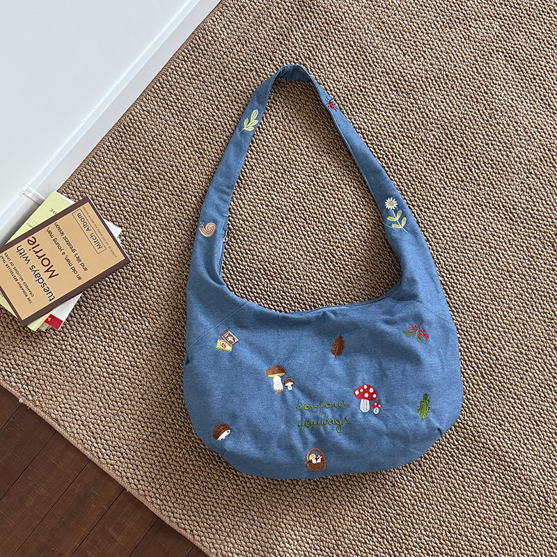 Ženska denim crossbody torba, street style, dumpling oblik, zatvaranje na zip, unutarnji džep sa zipom, podstava poliester