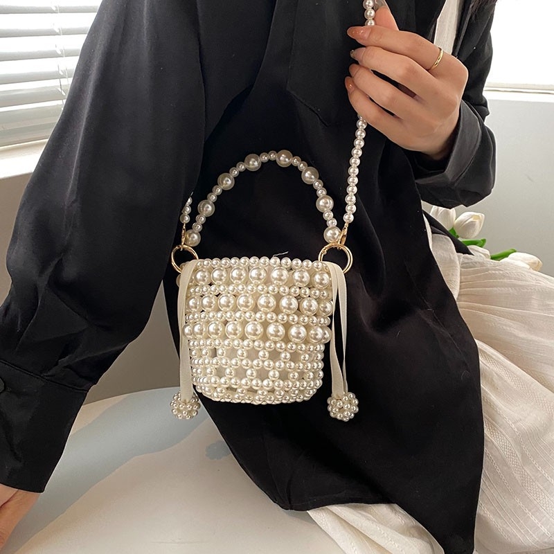 Pērļota bucket soma no akrila, cilindriska forma, auklas aizdare, poliestera odere