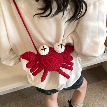 Vunena pletena crossbody torbica – dječji crtani stil, zatvaranje šnalom, bez podstavke, geometrijski oblik