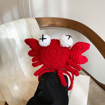 Vunena pletena crossbody torbica – dječji crtani stil, zatvaranje šnalom, bez podstavke, geometrijski oblik