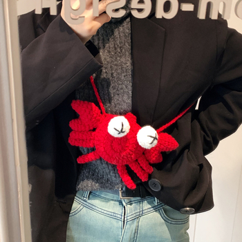 Vunena pletena crossbody torbica – dječji crtani stil, zatvaranje šnalom, bez podstavke, geometrijski oblik