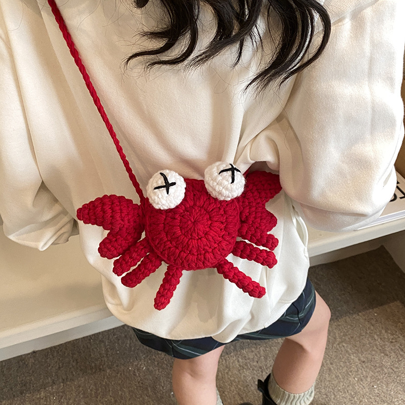 Vunena pletena crossbody torbica – dječji crtani stil, zatvaranje šnalom, bez podstavke, geometrijski oblik