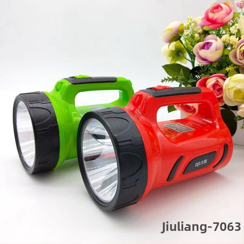 Презареждащ се LED прожектор с 3W LED, батерия 1300 mAh, ръчно задвижване и обхват 50–100 м