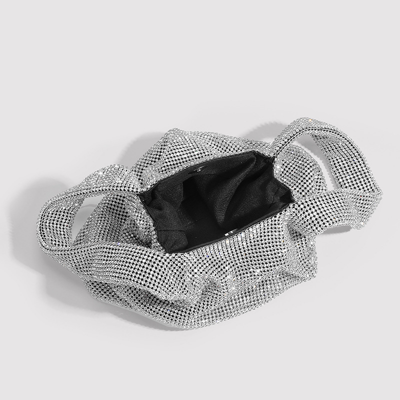 Poliesterska bucket torba, gradski minimalistički stil, kvadratnog oblika, magnetska kopča, unutarnji džepovi za telefon i identitet, dvostruke naramenice
