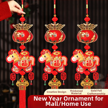 Karājama dekorācija Konja gadam ar maziem zvaniņiem — audums, roku un mašīnas apstrāde, veiksmes mezgls, pusroku un pusmašīnas apstrāde, iepakojums OPP maisiņā