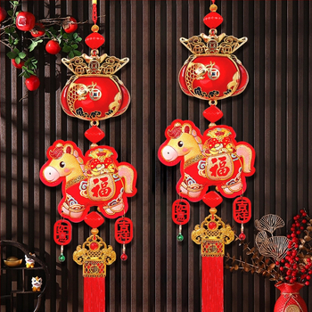 Karājama dekorācija Konja gadam ar maziem zvaniņiem — audums, roku un mašīnas apstrāde, veiksmes mezgls, pusroku un pusmašīnas apstrāde, iepakojums OPP maisiņā