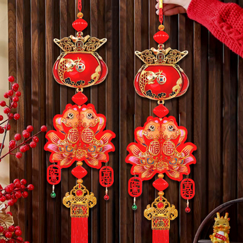 Karājama dekorācija Konja gadam ar maziem zvaniņiem — audums, roku un mašīnas apstrāde, veiksmes mezgls, pusroku un pusmašīnas apstrāde, iepakojums OPP maisiņā