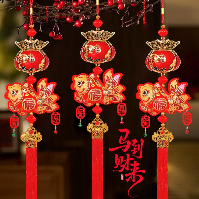 Karājama dekorācija Konja gadam ar maziem zvaniņiem — audums, roku un mašīnas apstrāde, veiksmes mezgls, pusroku un pusmašīnas apstrāde, iepakojums OPP maisiņā