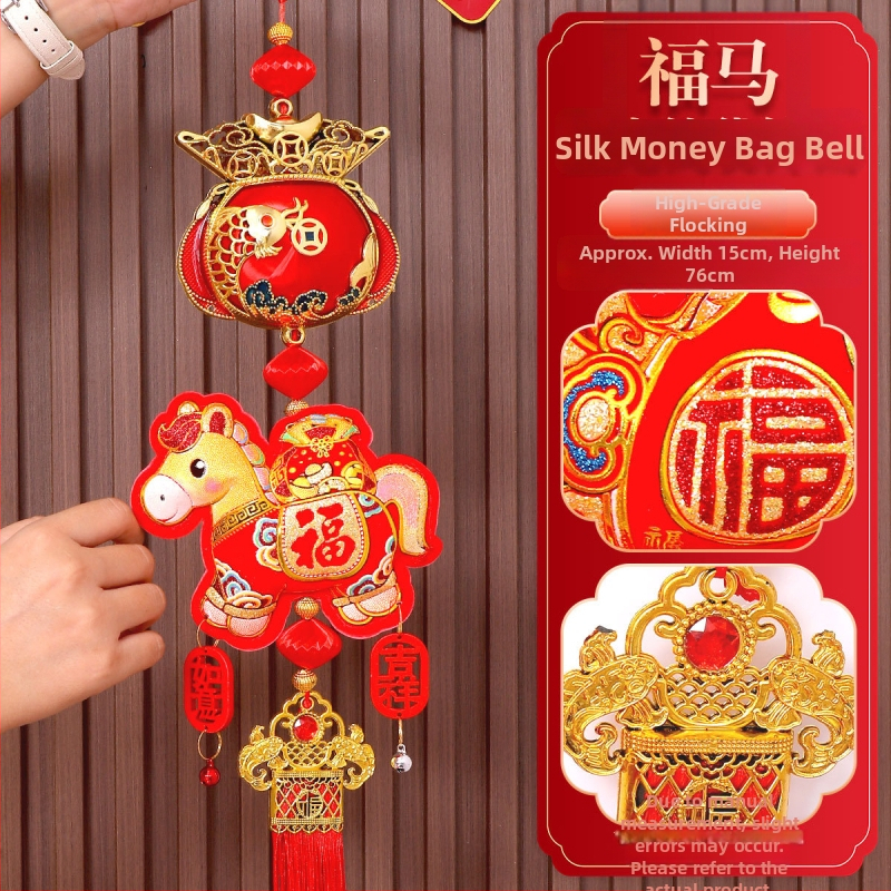 Karājama dekorācija Konja gadam ar maziem zvaniņiem — audums, roku un mašīnas apstrāde, veiksmes mezgls, pusroku un pusmašīnas apstrāde, iepakojums OPP maisiņā