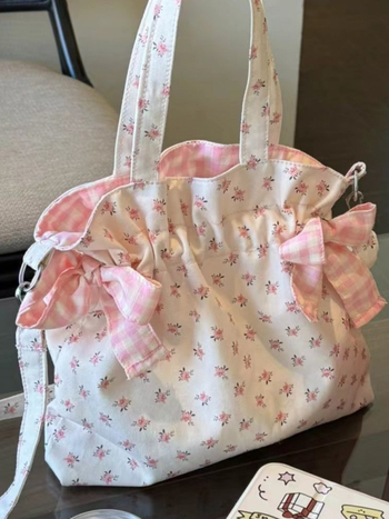 Floras printa crossbody somiņa no poliestera, vertikāls kvadrāta siluets, atvērts dizains, iekšējās nodalījumi mobilajam telefonam un Personas apliecībai.