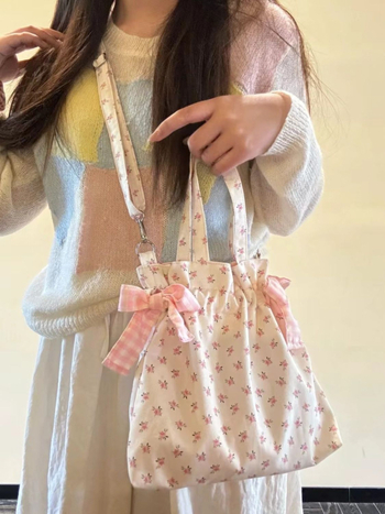 Floras printa crossbody somiņa no poliestera, vertikāls kvadrāta siluets, atvērts dizains, iekšējās nodalījumi mobilajam telefonam un Personas apliecībai.