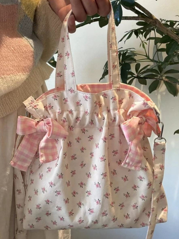 Floras printa crossbody somiņa no poliestera, vertikāls kvadrāta siluets, atvērts dizains, iekšējās nodalījumi mobilajam telefonam un Personas apliecībai.